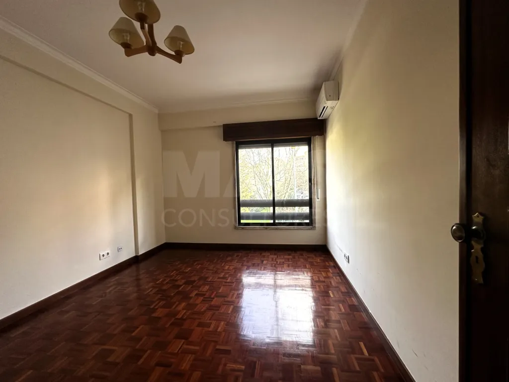 T2 Parcialmente Remodelado com Arrecadação | Brandoa