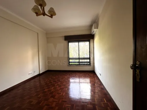 T2 Parcialmente Remodelado com Arrecadação | Brandoa