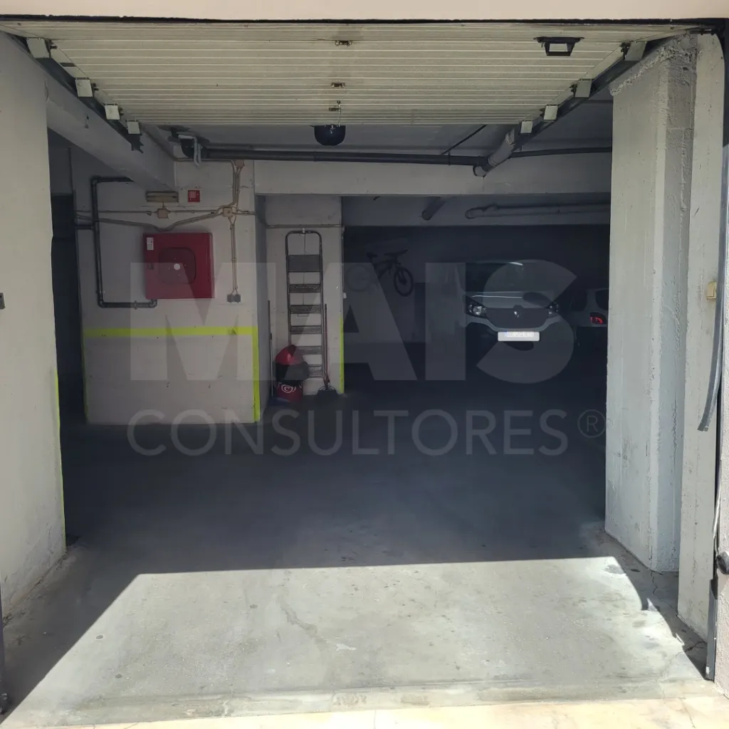 Lugar de Estacionamento coberto e Arrecadação