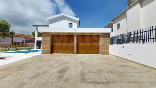 Moradia nova com piscina T4 em Linda a Velha