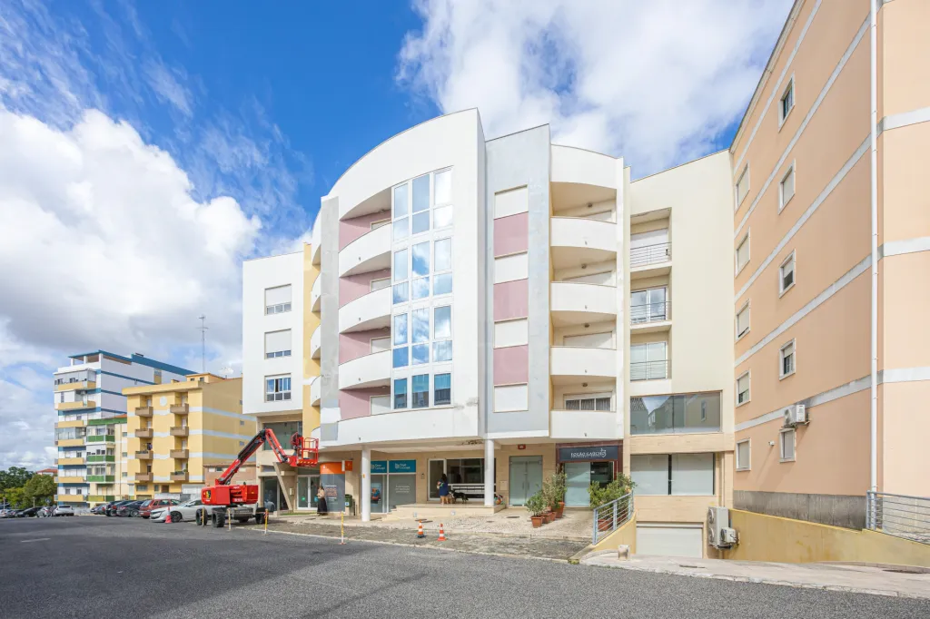 Apartamento T3 no Centro do Carregado | Parqueamento e Arrecadação