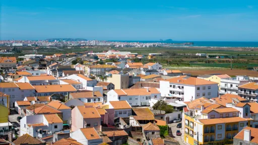 Moradia T3 com quintal para recuperar em Atouguia da Baleia