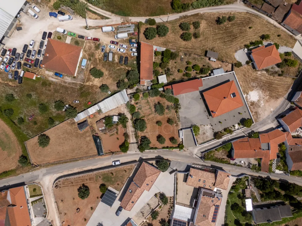 Moradia T2 em Alcanede, Santarém com Jardim e Terreno Urbano