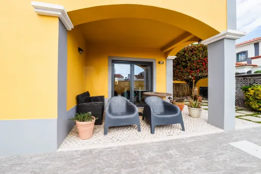 Moradia exclusiva com piscina aquecida, suite, garagem e jardim deslumbrante