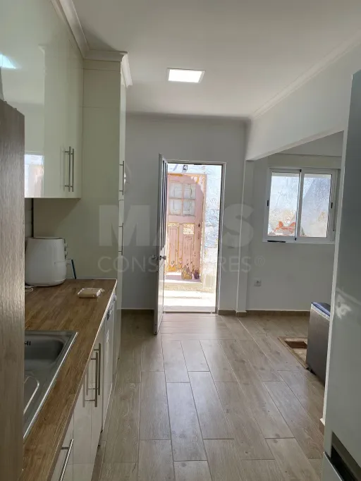 Moradia com Logradouro para Remodelar