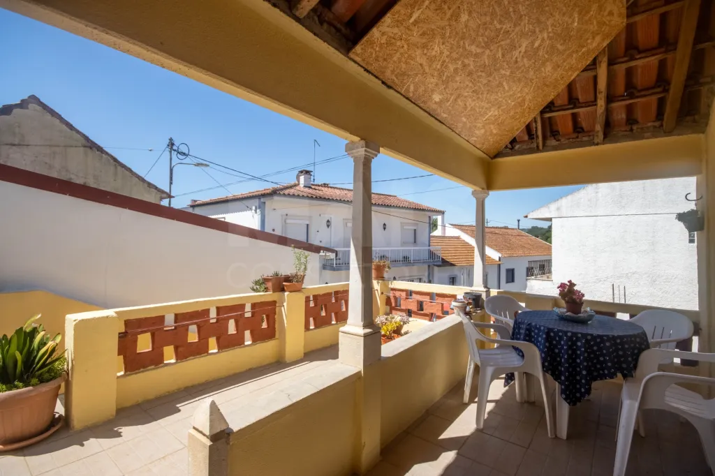 Moradia T2 + 1 com armazém de 138m²