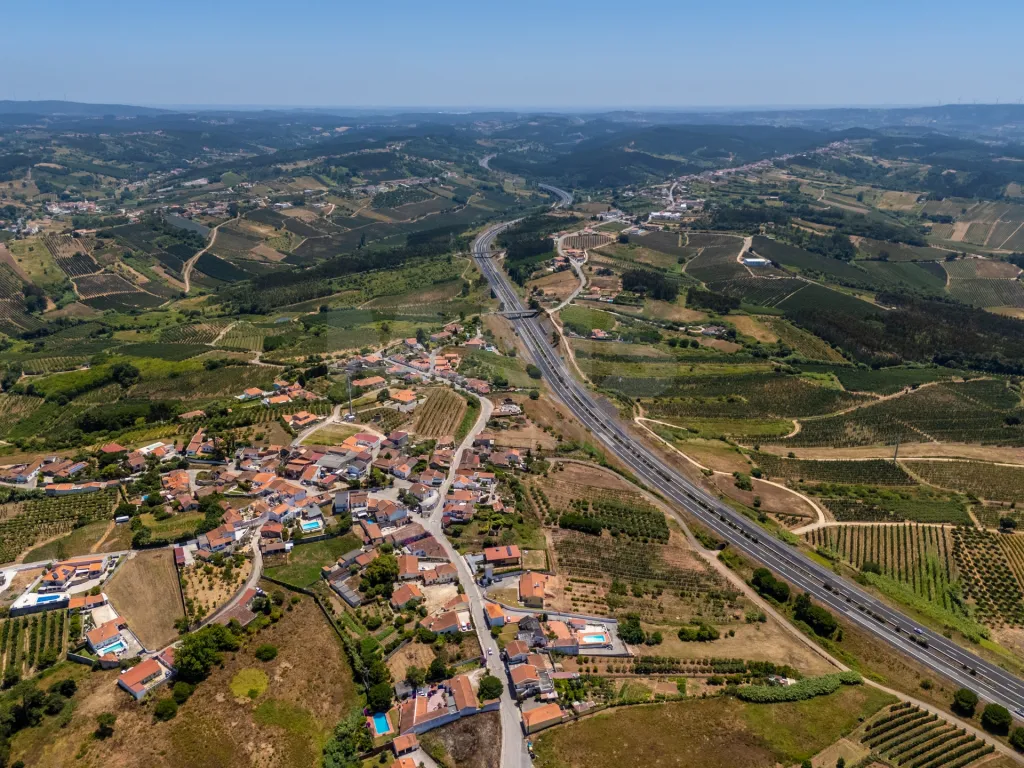 Moradia p/a recuperar c/ terreno na Fanadia com viabilidade de construção