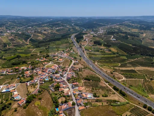 Moradia p/a recuperar c/ terreno na Fanadia com viabilidade de construção