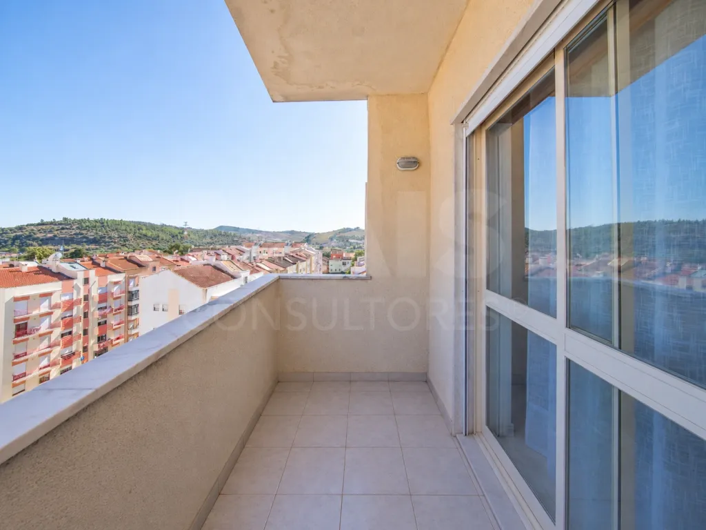 T3 no Carregado com excelentes areas com varanda e parqueamento
