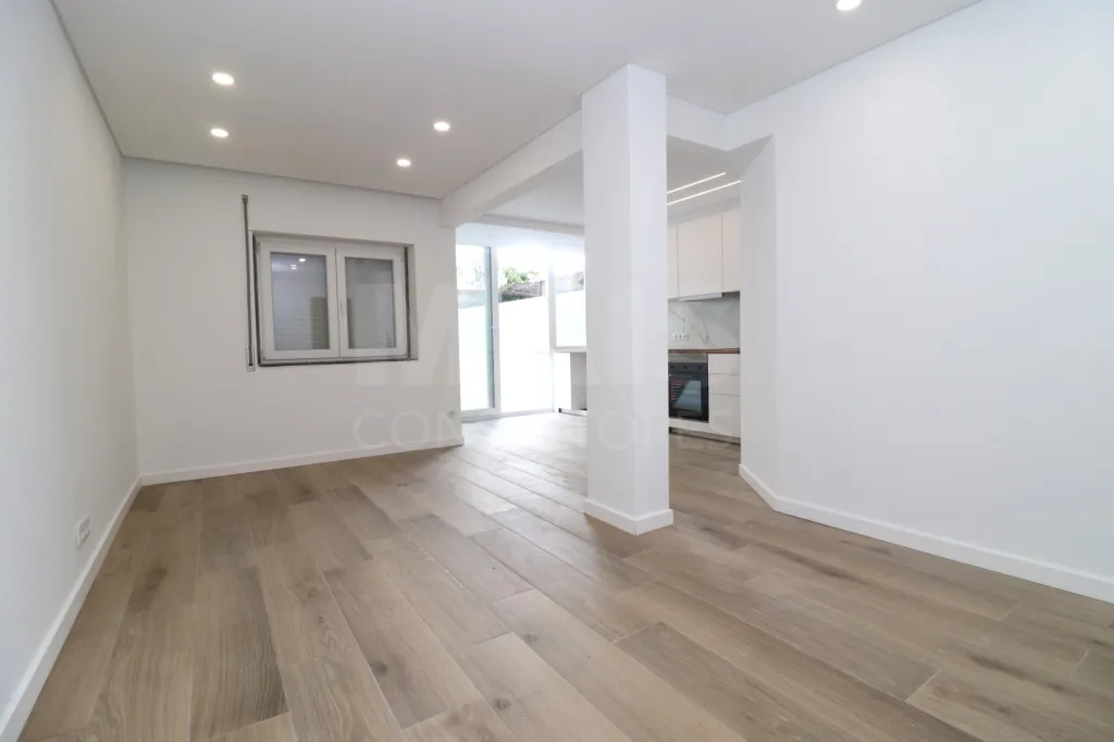 Apartamento T3 R/C Totalmente Remodelado com Logradouro em Samora Correia