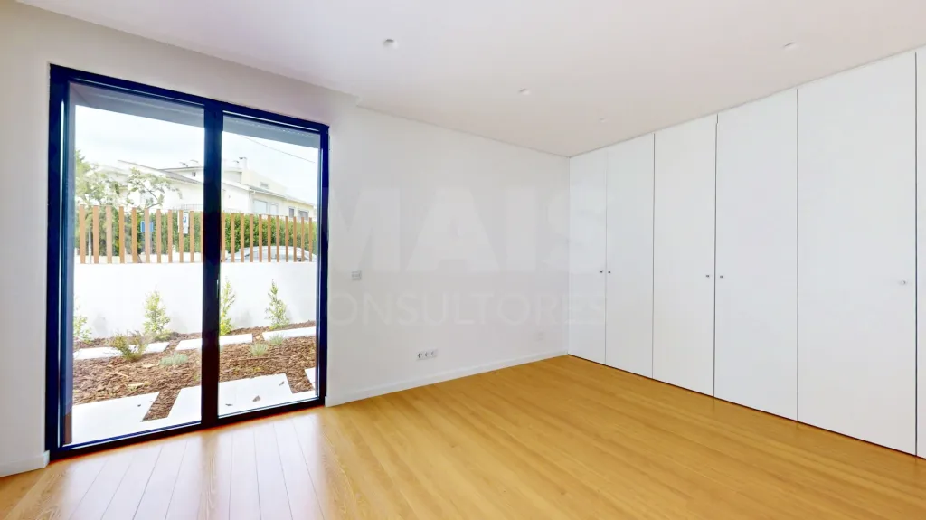 Moradia nova com piscina T4 em Linda a Velha