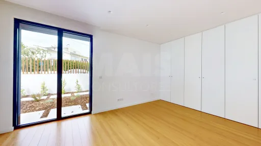 Moradia nova com piscina T4 em Linda a Velha