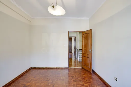 3-Bedroom Apartment with Excellent Sun Exposure | Balconies | Storage Room | Metro 600 m Away | Olival Basto – Odivelas