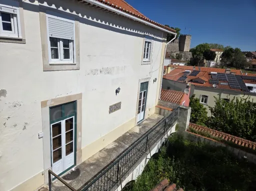 Prédio no Centro de Torres Novas com Jardim e Forte Potencial para constituição de Propriedade Horizontal com elevada rentabilidade de investimento