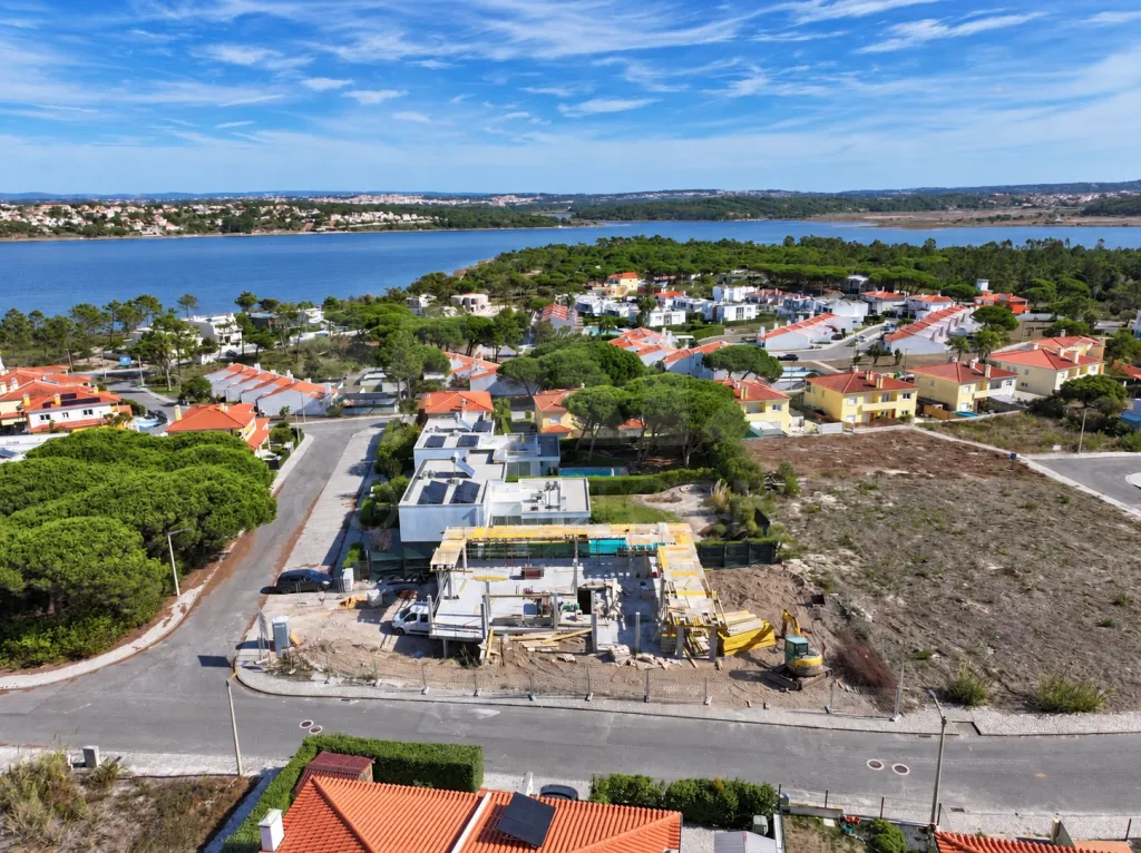 Moradia T4 c/ 3 Suites, Jardim, Piscina e Garagem para 2 Carros | LAGOA DE ÓBIDOS | OFF MARKET