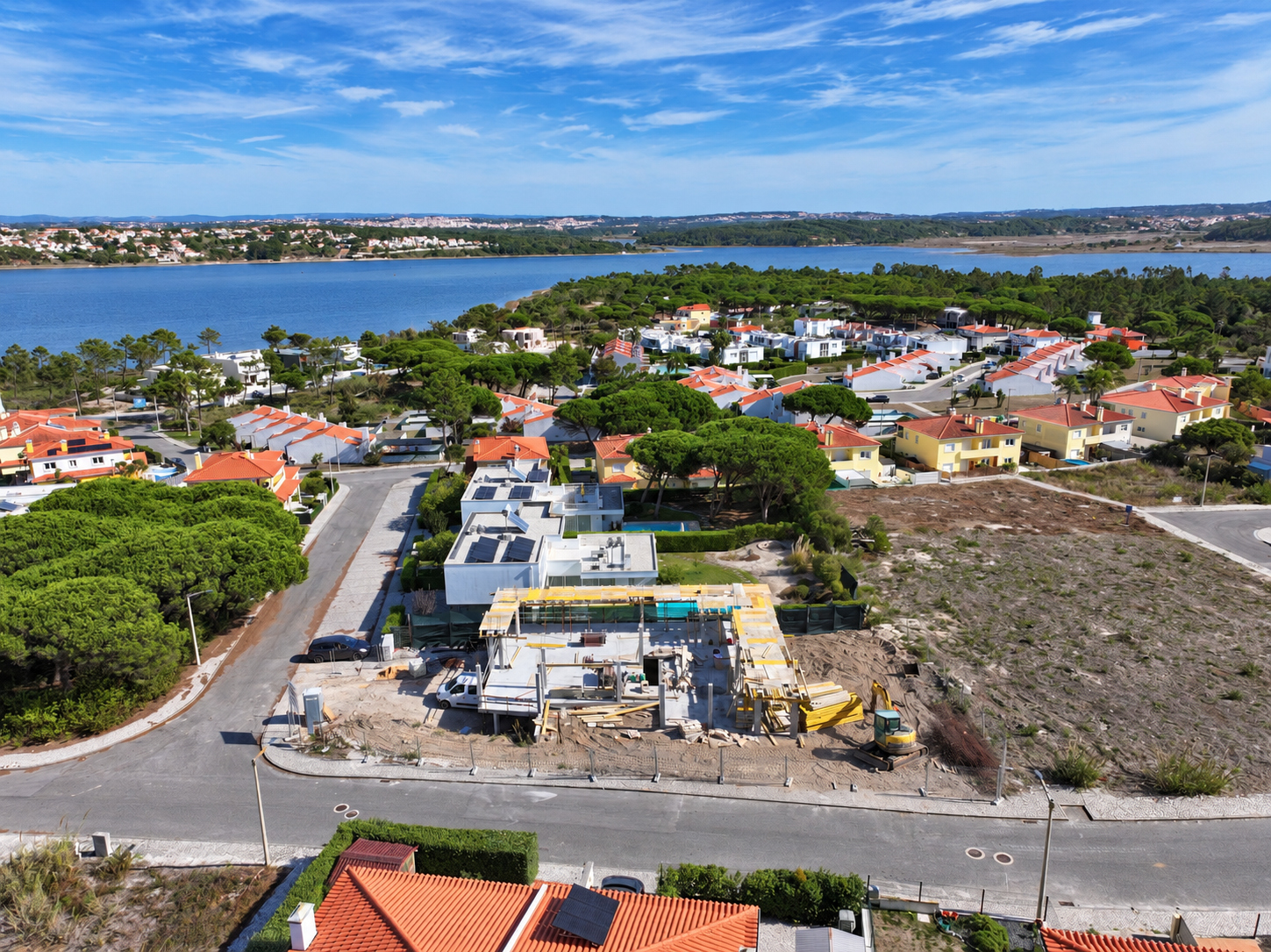 4-Bedroom House with 3 Suites, Garden, Pool, and 2-Car Garage | LAGOA DE ÓBIDOS | OFF-MARKET