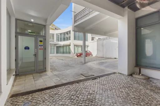 Prédio com 3 frações no centro de Peniche