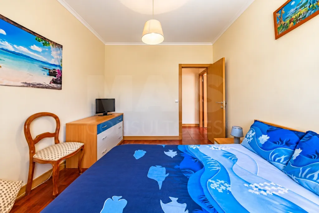 3-bedroom apartment with an elevator and a parking space.