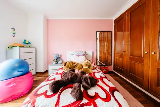 Moradia exclusiva com piscina aquecida, suite, garagem e jardim deslumbrante