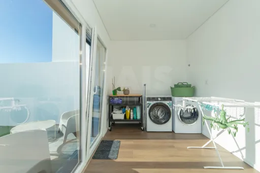 Moradia T3 contemporânea com piscina privada no Porto Alto