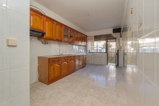 Oportunidade no Porto Alto, moradia T4+1 com 204m2 e logradouro.