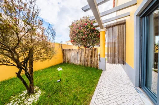 Moradia exclusiva com piscina aquecida, suite, garagem e jardim deslumbrante