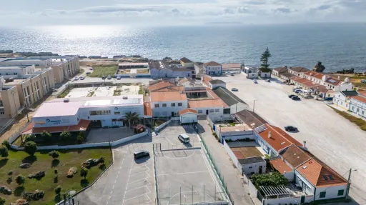 Prédio com projeto aprovado para 8 apartamentos em Peniche