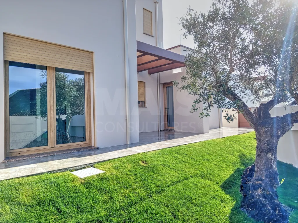 Moradia T3 c/ 2 Suites, 1 Closet, Logradouro e Vista Mar!