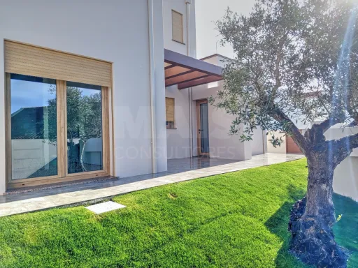 3 bedroom villa with 2 suites, 1 closet, patio and sea view!