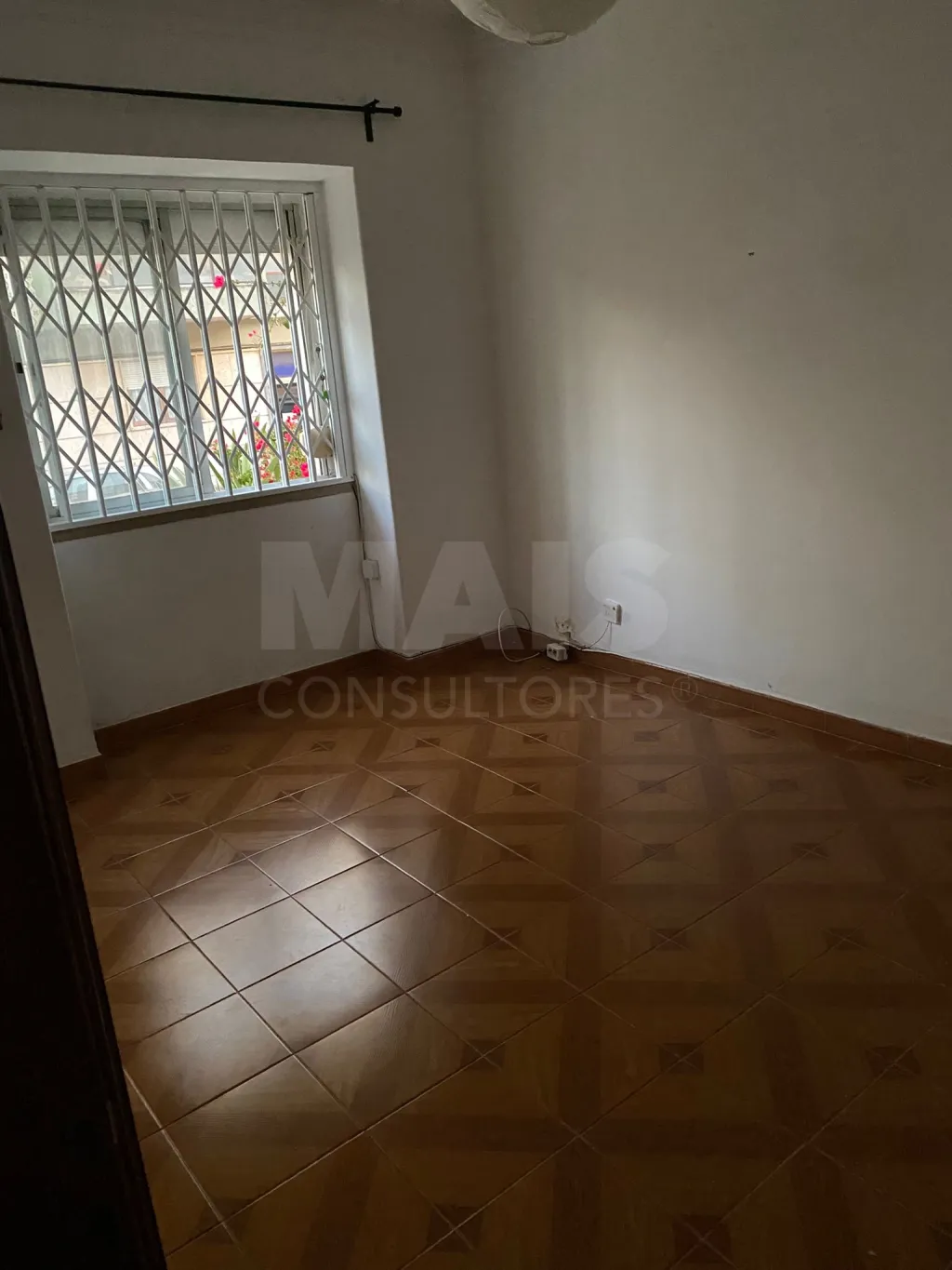 T2 c/ terraço (possibilidade de ser T3)
