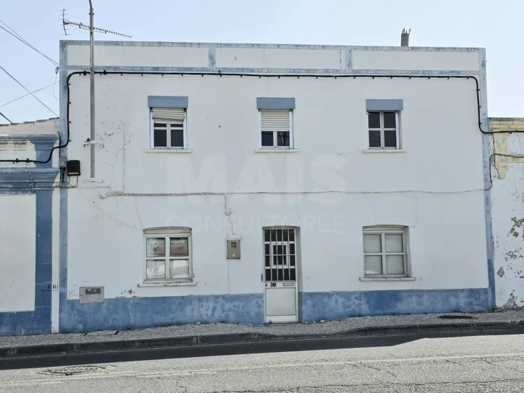 Moradia para recuperar com comercio, indústria, habitação e terreno com árvores de fruto
