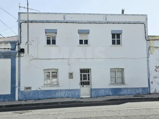 Moradia para recuperar com comercio, indústria, habitação e terreno com árvores de fruto