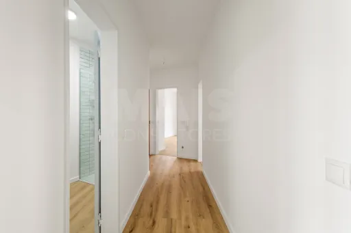 Apartamento T2 remodelado com 2 wc e varanda