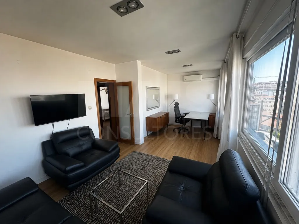Exclusive Penthouse with Panoramic Views of the River and City in Arroios, Lisbon