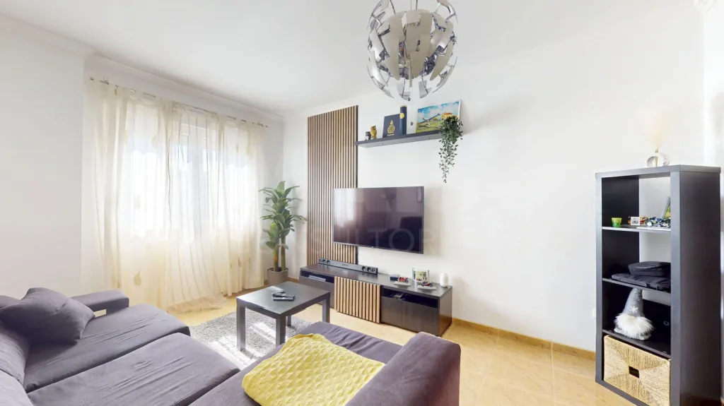 Apartamento T2 com parqueamento no Carregado