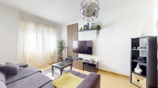 Apartamento T2 com parqueamento no Carregado