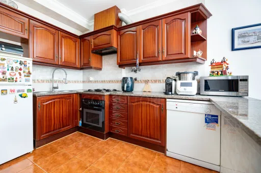 Apartamento T1 no 1° andar a 80 metros da Praia de São Lourenço, com vista mar da varanda da Sala e com garagem  ERICEIRA – RESERVA MUNDIAL DE SURF