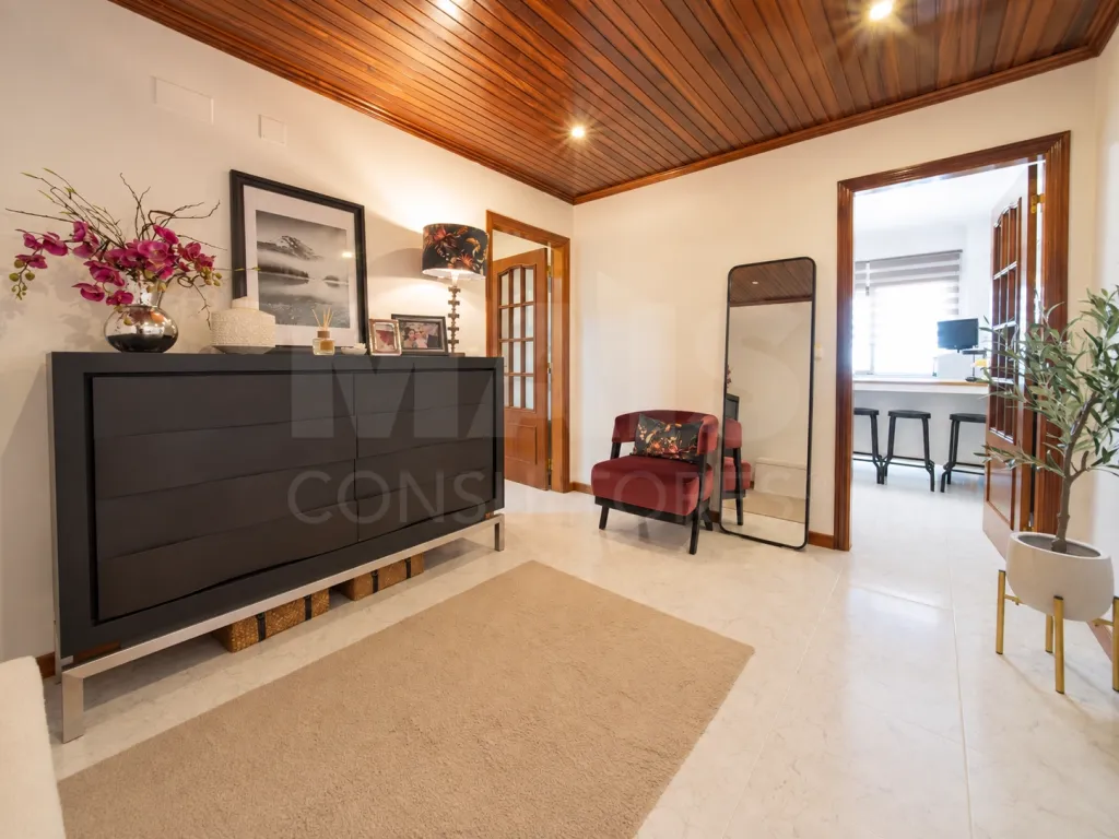 T3 no Carregado com excelentes areas com varanda e parqueamento