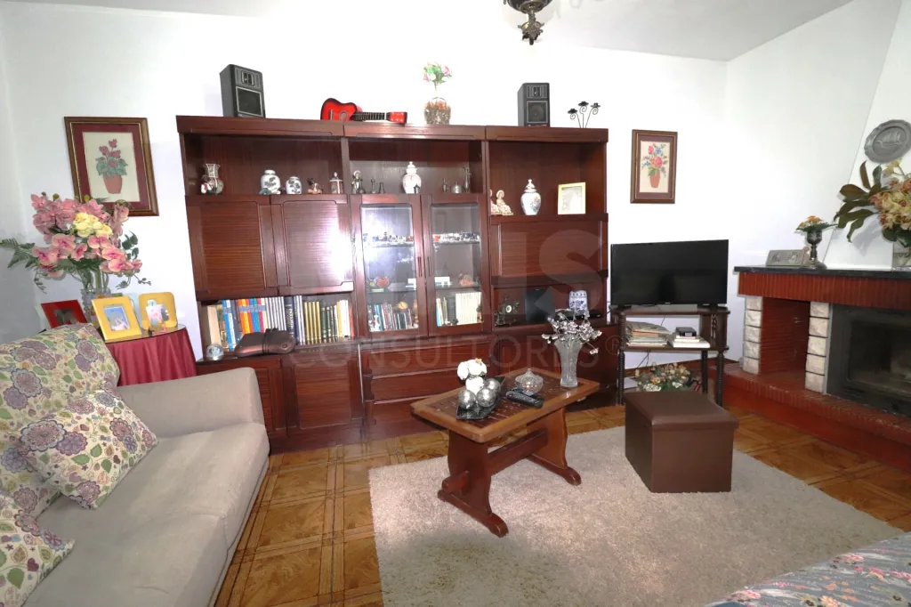 Moradia Térrea T2+1 com Garagem, sótão e terreno com 500 m2 em Vale Mansos, Coruche