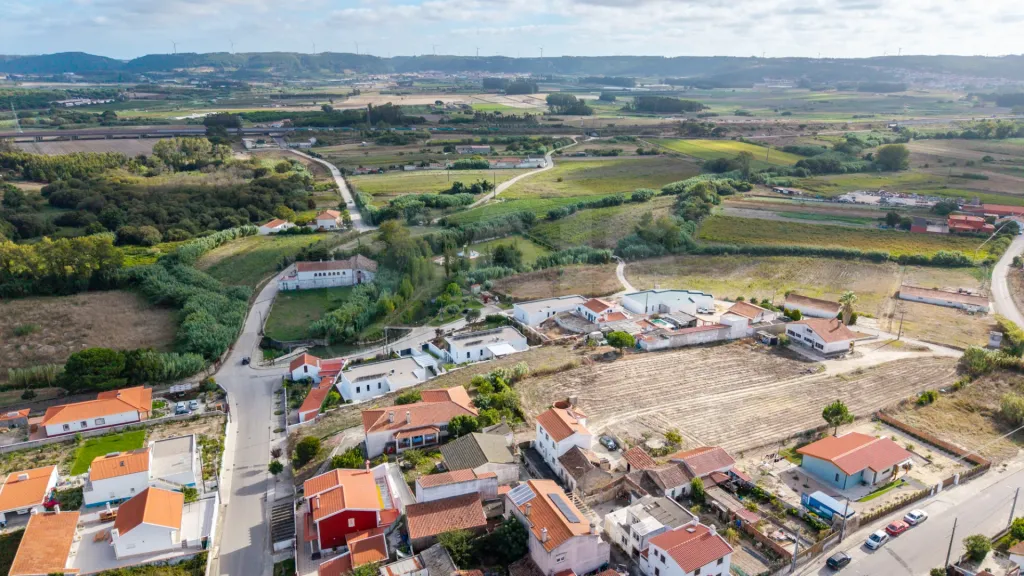 Moradia T4 com piscina em lote de 759m2 em Amoreira Óbidos