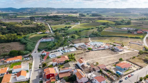 Moradia T4 com piscina em lote de 759m2 em Amoreira Óbidos