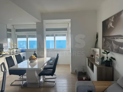 Apartamento T3 totalmente remodelado na Póvoa de Santa Iria com vista rio