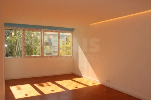 T3 remodelado na Parede: bairro tranquilo, a 10 minutos a pé da praia
