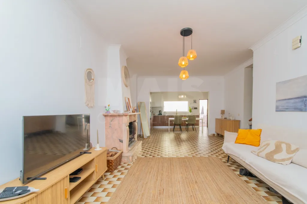 4-Bedroom House in Downtown Samora Correia