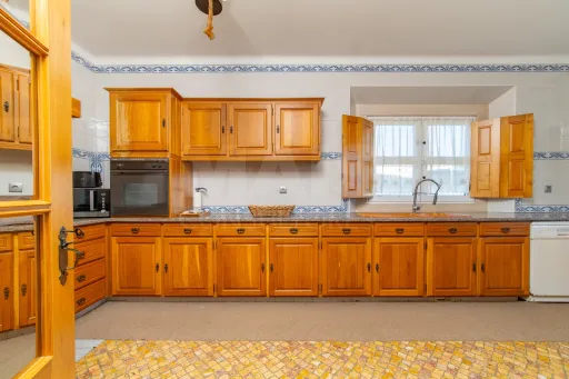 Moradia T4 com Piscina, 3 Garagens e Terreno de 3.179 m² em Almeirim