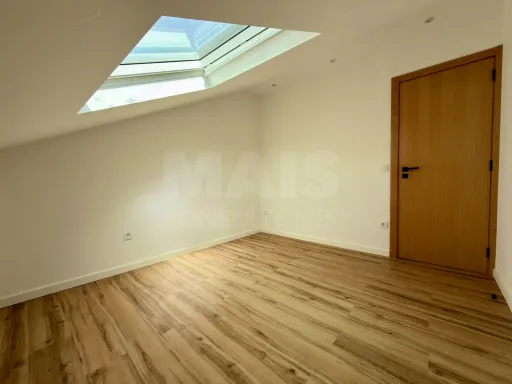 Moradia no coração de Peniche, totalmente renovada e com excelente potencial de investimento