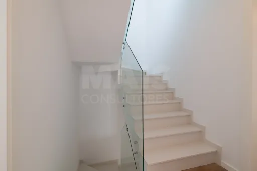 Moradia Geminada T4 + 1 em Famões