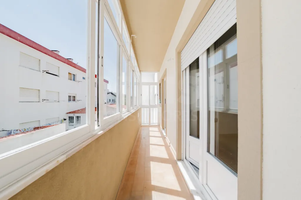 Apartamento T3 com garagem e varanda.