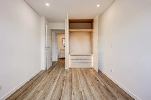 Apartamento T3 totalmente remodelado na Póvoa de Santa Iria com parqueamento