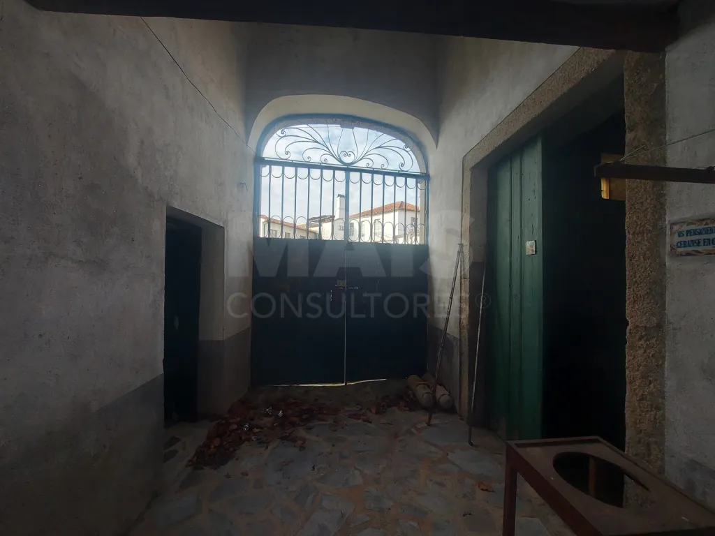 Casa Senhorial com Brazão em Coja- Arganil.